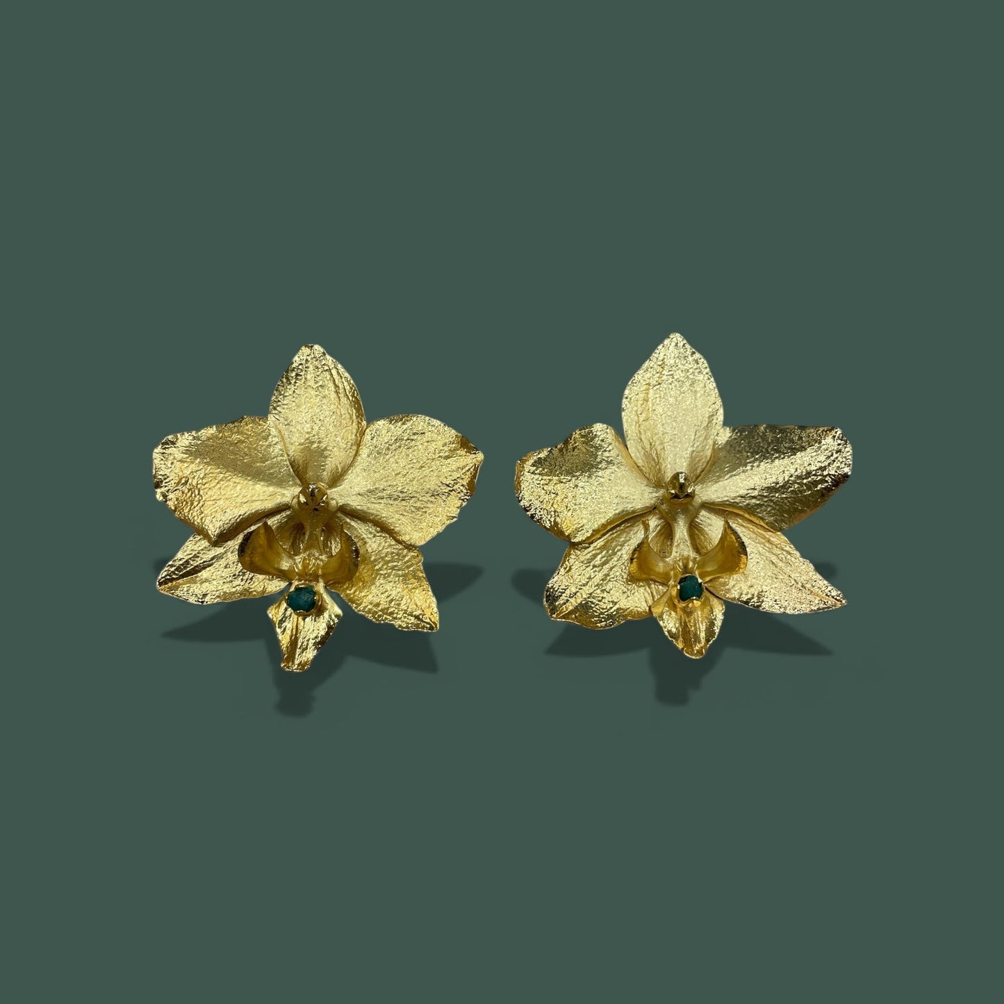Orecchini con Smeraldi Colombiani Orchidea - Oro 24k CARU Bogotá