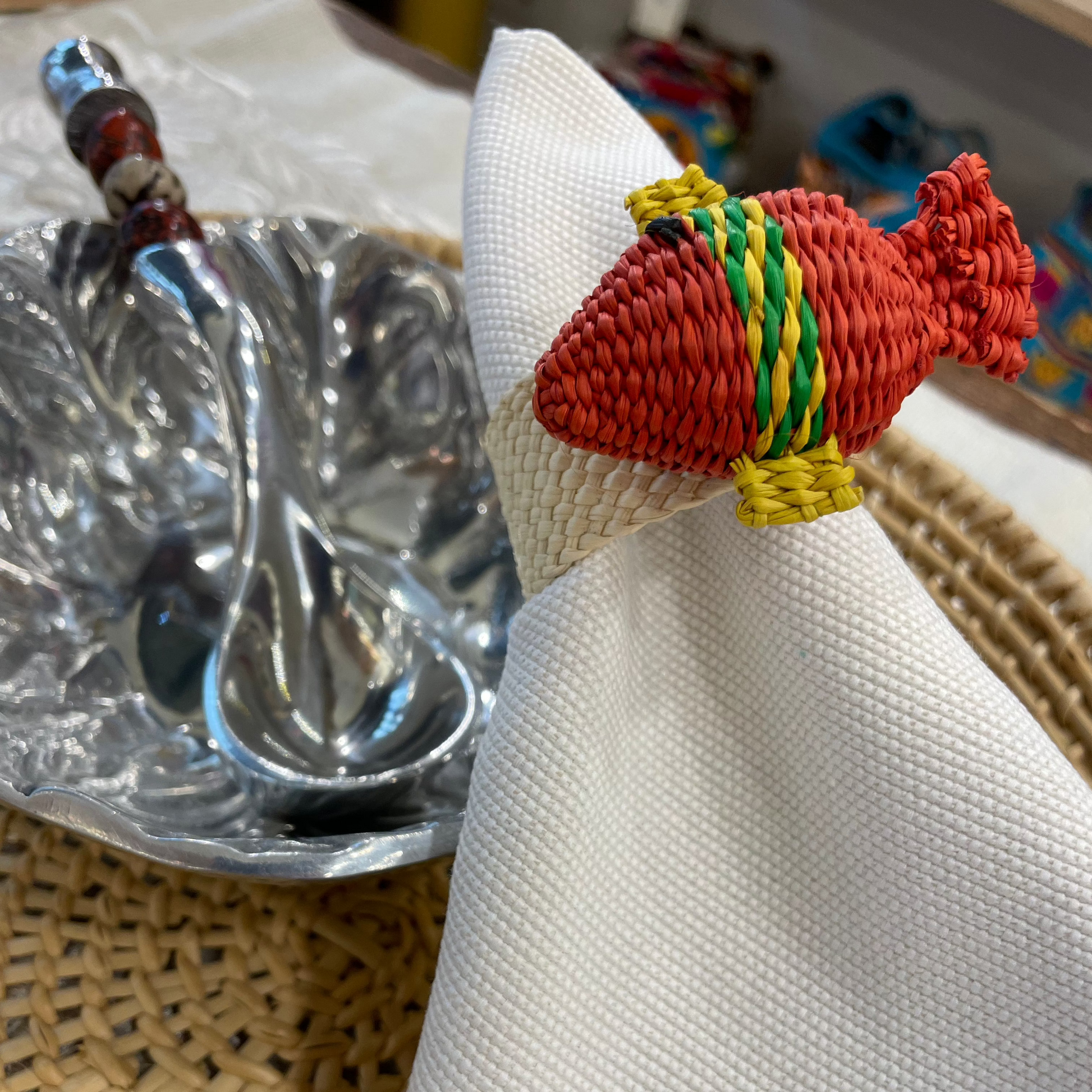 anelli portatovaglioli in palma di iraka, forma pesce rosso