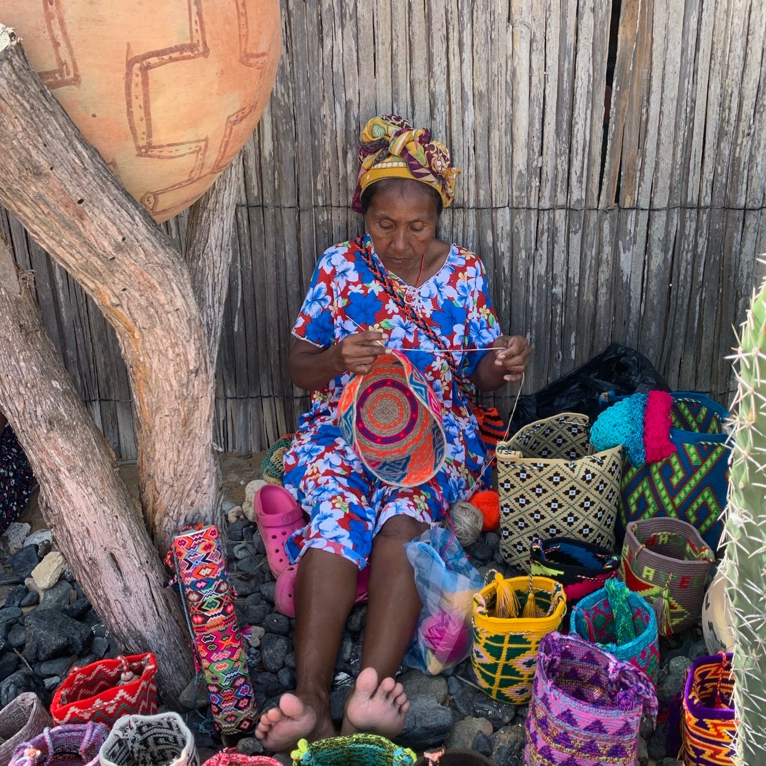 donna indigena wayuu lavorando al crochet mochila penisola della guajira cabo de la vela