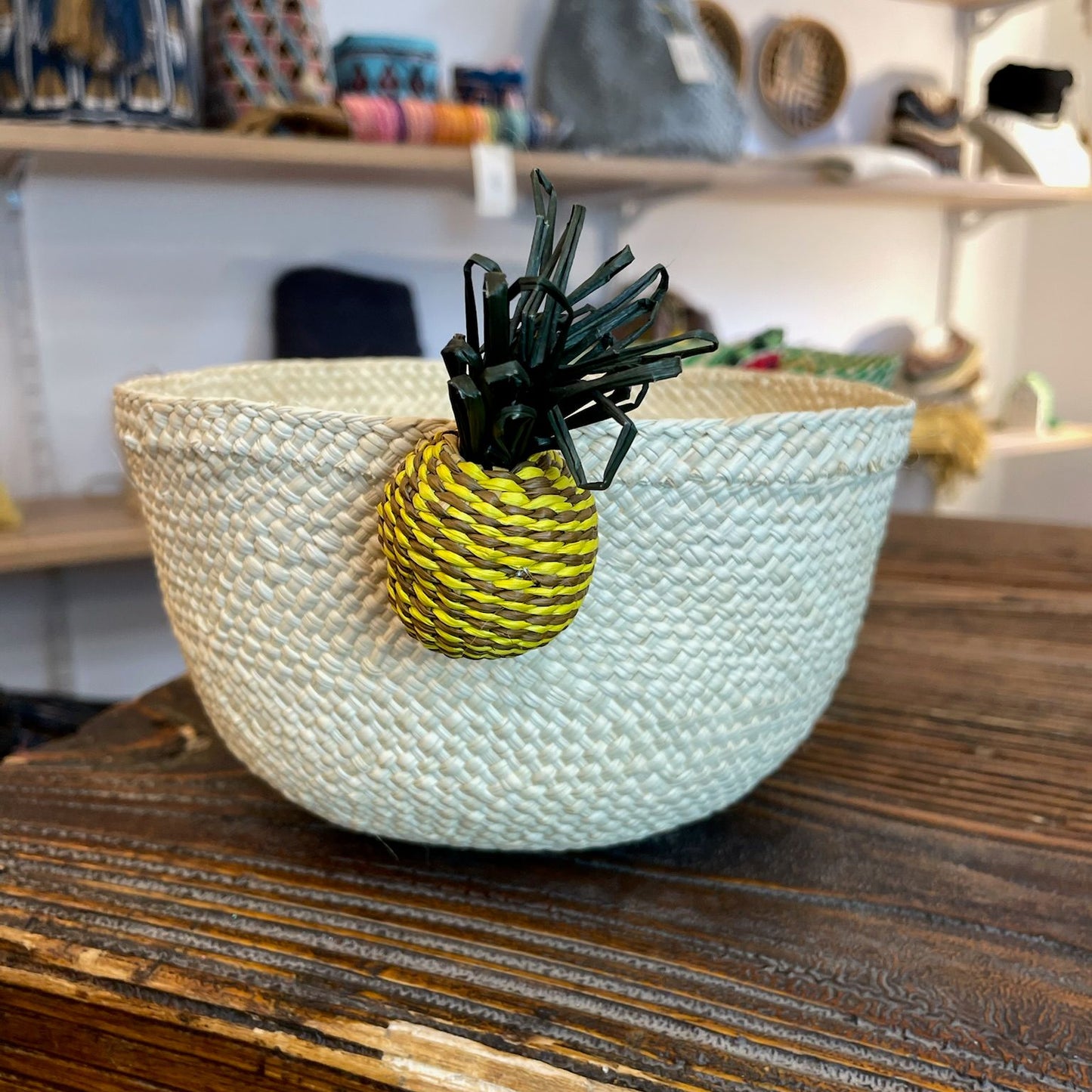 cestina iraka con ananas tessuta a mano in Colombia