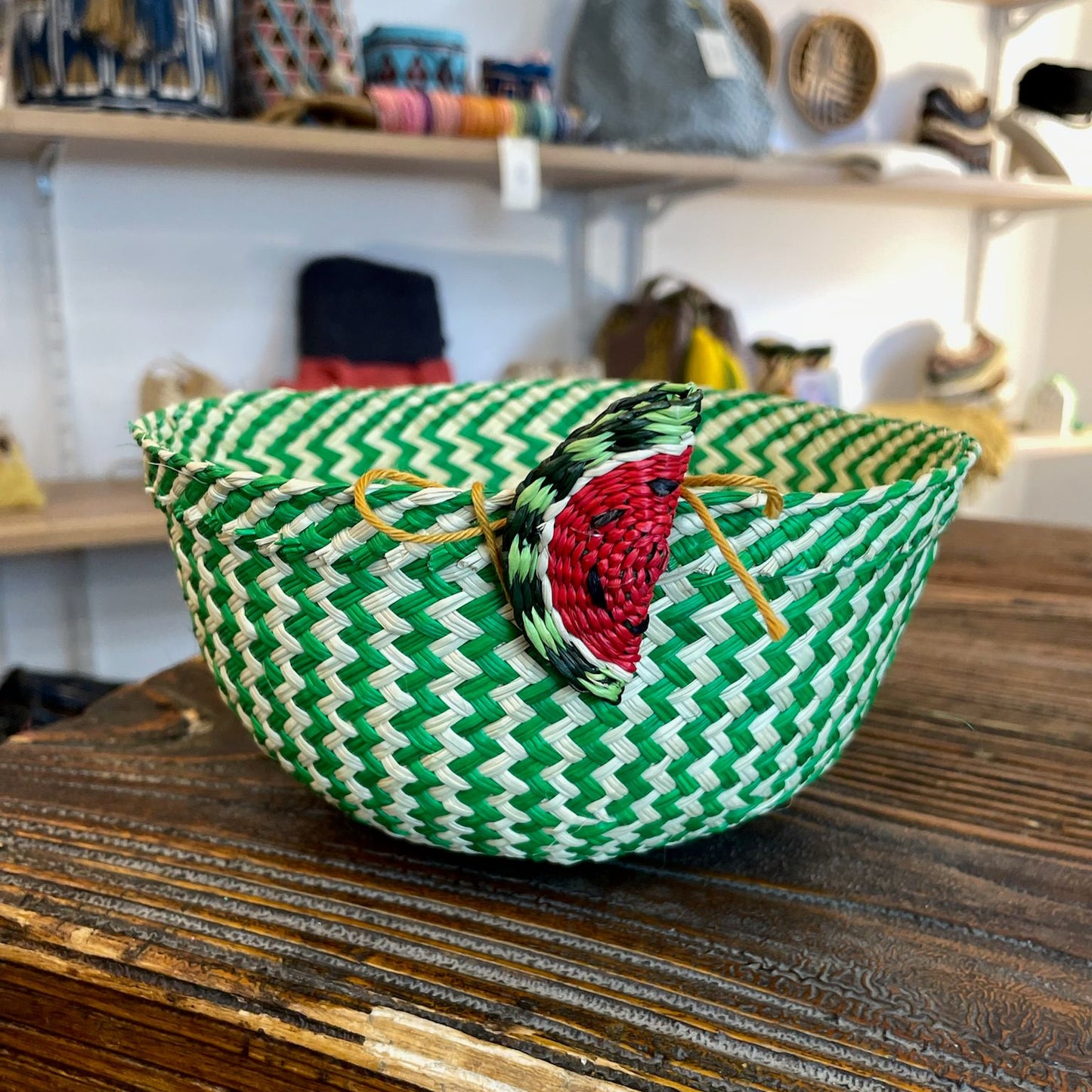 cestina in palma d'iraka fatta a mano con frutta anguria