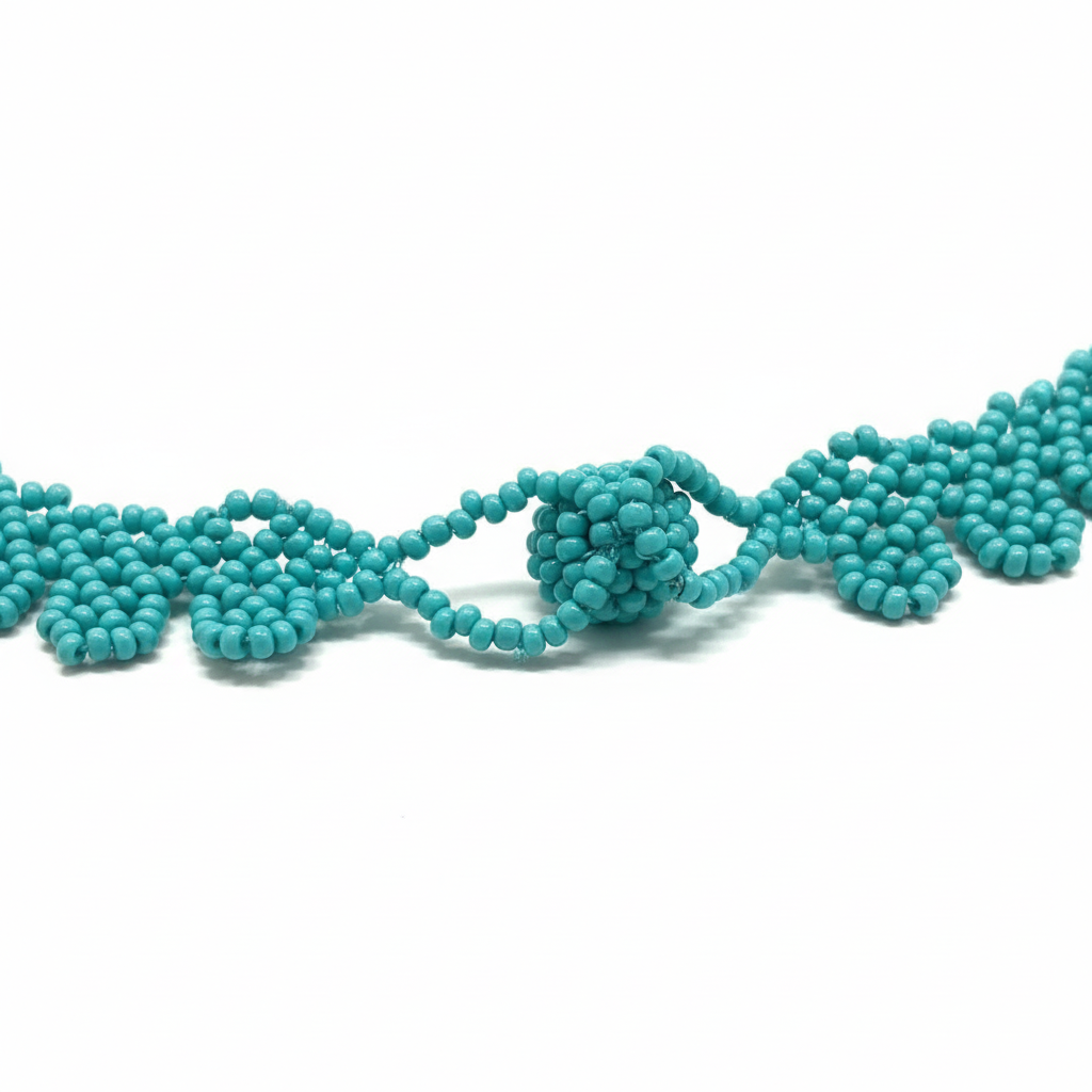 Detalle del cierre ajustable del collar Embera - Sistema de cierre artesanal