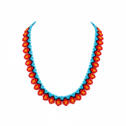 Collana Embera Piccola sobre fondo blanco - Collar artesanal colombiano con perlas de vidrio