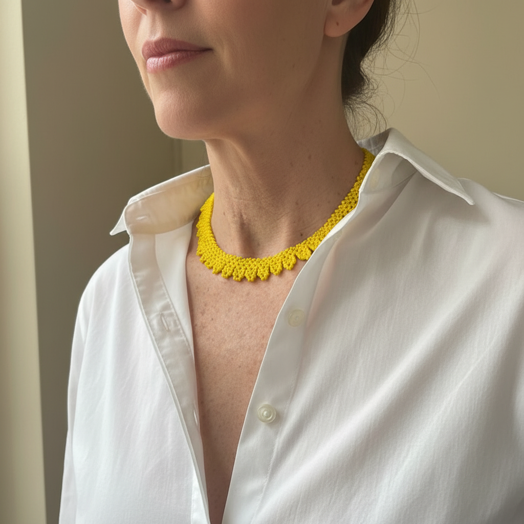 Collar Embera amarillo - Modelo con collar artesanal de perlas de vidrio