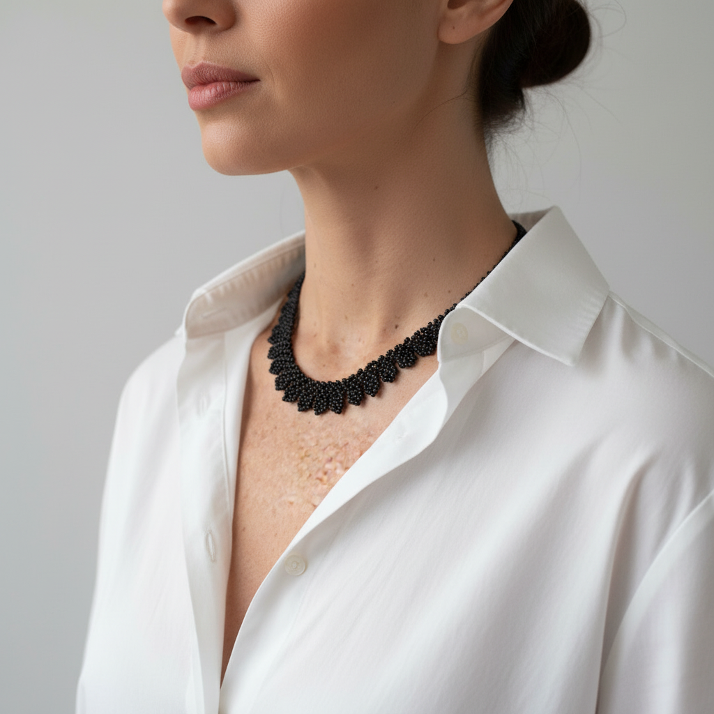 Collar Embera negro - Modelo con joyería étnica artesanal colombiana