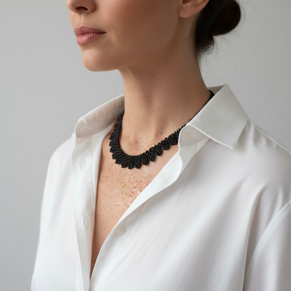 Collar Embera negro - Modelo con joyería étnica artesanal colombiana