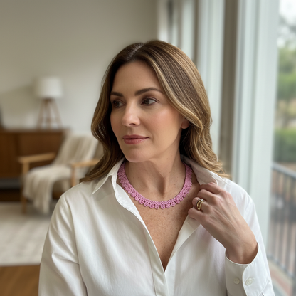 Modelo luciendo Collana Embera Piccola - Joyería artesanal étnica hecha a mano