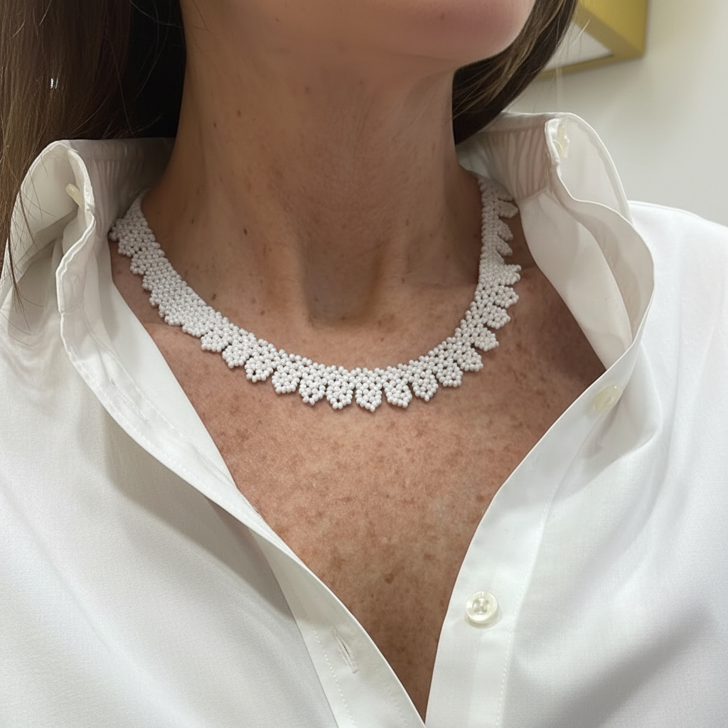 Modelo con collar blancoCollar Embera blanco - Joyería étnica sostenible y anallergica