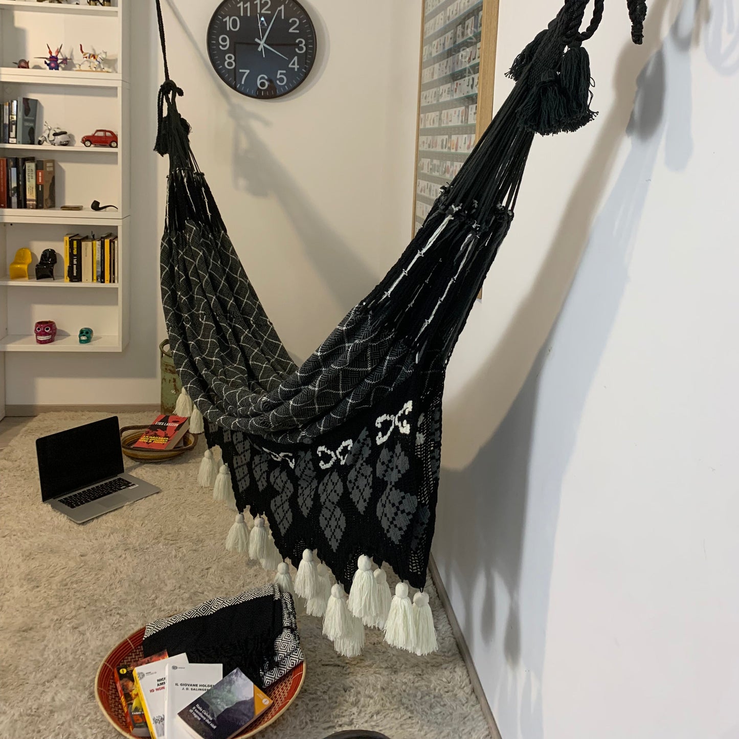 novità per arredo d'interni, amaca deluxe, nera, creata da designer colombiano. 