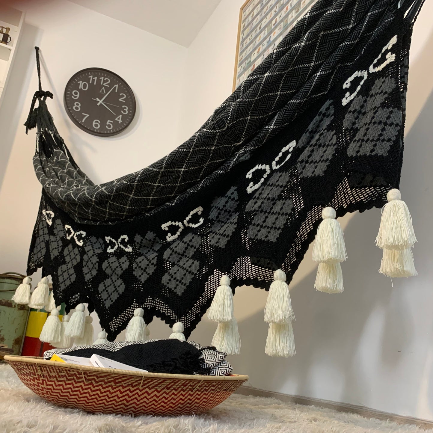 Amaca Chinchorro Wayuù Deluxe nero bianco appesa artigianato indigeno colombiano
