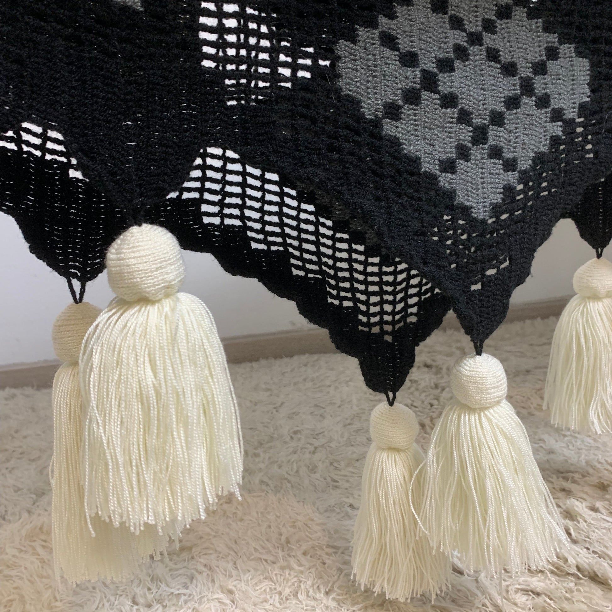 Amaca Chinchorro Wayuù Deluxe nero bianco dettaglio pompon artigianato colombiano