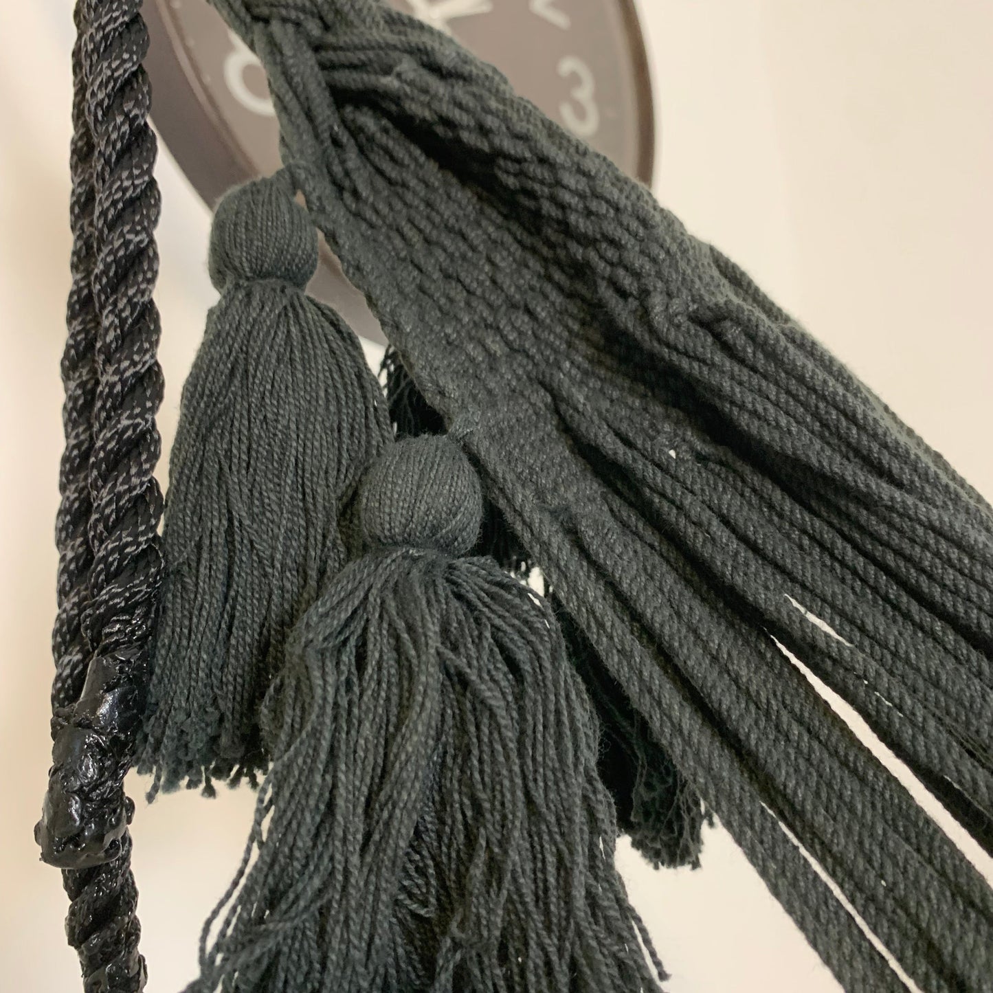 Amaca Chinchorro Wayuù nero bianco in ambiente esterno arredo giardino